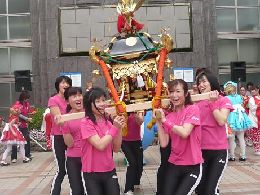 お菓子のお神輿を担ぐハットロビックス